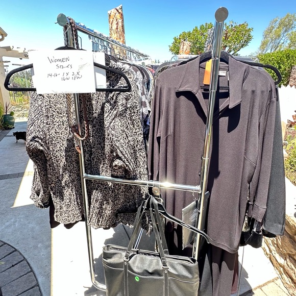 CLOSING CLOSET!! - Picture 4 of 4